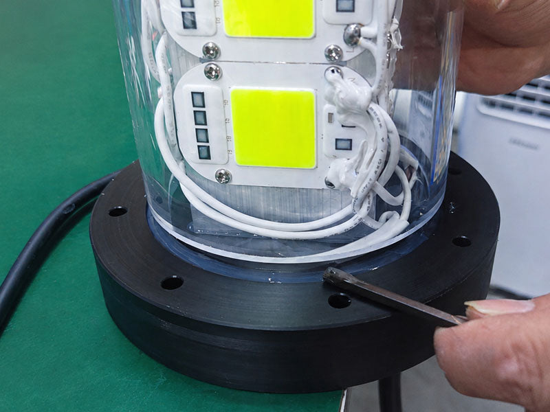 Sealing process for underwater fishing lights